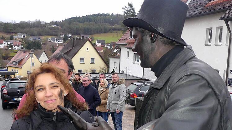 In Trebgast pflegen junge Männer den Brauch der Strohberta.  Foto: Dieter Hübner