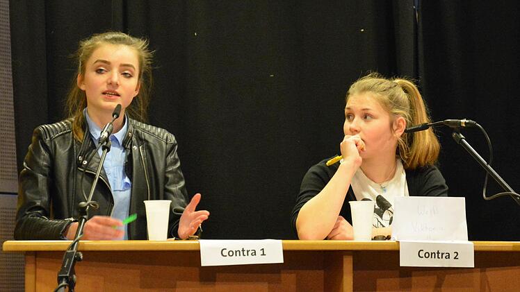 "Sollen die Bußgelder für Verschmutzungen des öffentlichen Raumes angehoben werden?" - darüber diskutierten Anna-Lena Kammerer vom Bayreuther Markgräfin-Wilhelmine-Gymnasium (links) und Viktoria Weiß vom Hochfranken-Gymnasium Neila. Sie vertraten im Finale des Wettbewerbs "Jugend debattiert" in der Sekundarstufe I die Contra-Seite. Fotos: Björn Hein