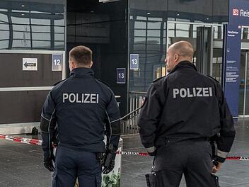 Ein herrenloser Rollkoffer hat am Dienstag für einen Polizeieinsatz mit Sprengstoff-Spürhund gesorgt. Symbolfoto: Uwe Dillenberg/dpa