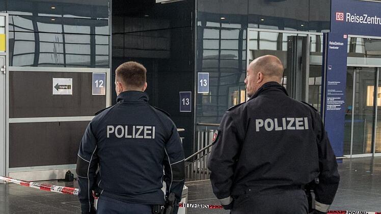 Ein herrenloser Rollkoffer hat am Dienstag für einen Polizeieinsatz mit Sprengstoff-Spürhund gesorgt. Symbolfoto: Uwe Dillenberg/dpa