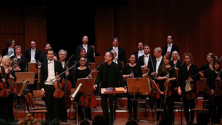 Bei der Beethoven-Gala im Coburger Kongresshaus begeisterte Alexander Lonquich gleich doppelt - als Pianist und als Dirigent des Philharmonischen Orchesters.Foto: Jochen Berger