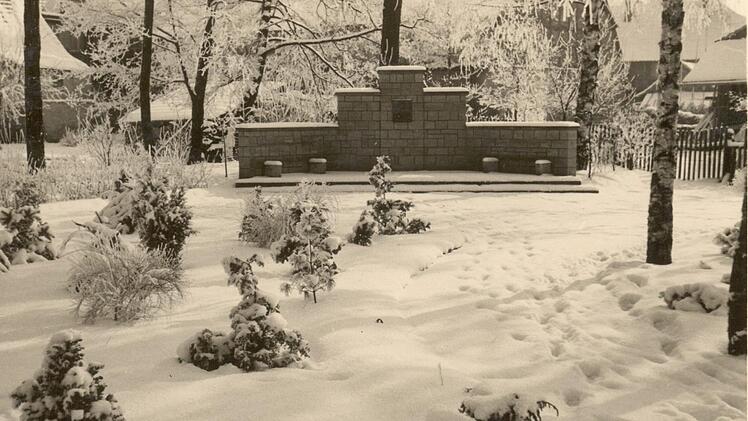 Im Winterschnee 1955 entstand dieses Bild vom Rückertdenkmal.