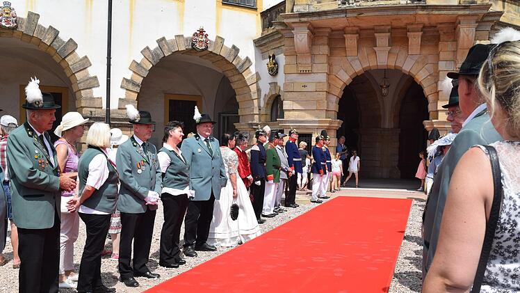 Warten auf Stephanie Prinzessin von Sachsen-Coburg und Gotha und Jan Stahl Daniela Pondelicek
