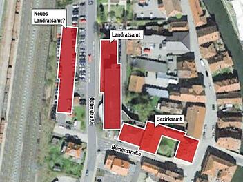 Im Kreistag wurde die Variante eines Landratsamts-Neubaus direkt an der Bahnlinie diskutiert. Quelle: Google maps/Landratsamt Kronach ; Grafik: Micho Haller