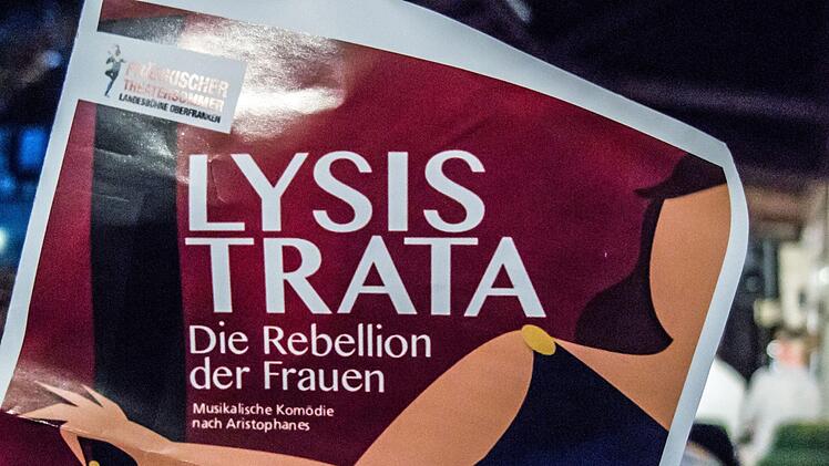 Happy End unter freiem Himmel: mit einer Musical-Version der Antiken Komödie "Lysistrata" gastierte der Fränkische Theatersommer in der Domäne Oeslau.Foto: Jochen Berger