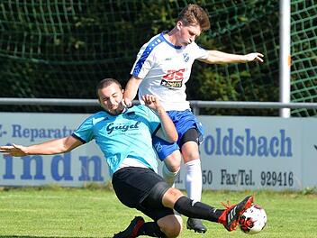 Die Spvgg Hausen gewann das wichtige Heimspiel gegen die SpVgg Effeltrich mit 4:1. Hausens Moritz Kupfer (rechts, in unserem Bild gegen Ebermannstadts Lukas Hiltl) gelang der erste Treffer.Picturedreams