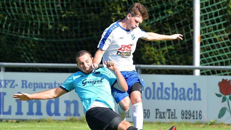 Die Spvgg Hausen gewann das wichtige Heimspiel gegen die SpVgg Effeltrich mit 4:1. Hausens Moritz Kupfer (rechts, in unserem Bild gegen Ebermannstadts Lukas Hiltl) gelang der erste Treffer.Picturedreams