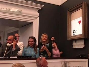 Das Werk "Girl with Balloon" vom britischen K&uuml;nstler Banksy,hat sich kurz nach seiner Versteigerung beim Auktionshaus Sotheby's geschreddert wird.  Banksy/Press Association Images, dpa
