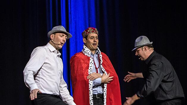 Gelungene Premiere: Das "Totale Bamberger Cabaret" (von links: Florian Hoffmann, Georg Koeniger und Michael A. Tomis)  präsentierte sein neues PRogramm in Berisdorf
