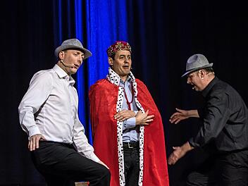 Gelungene Premiere: Das "Totale Bamberger Cabaret" (von links: Florian Hoffmann, Georg Koeniger und Michael A. Tomis)  präsentierte sein neues PRogramm in Berisdorf