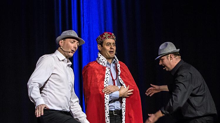 Gelungene Premiere: Das "Totale Bamberger Cabaret" (von links: Florian Hoffmann, Georg Koeniger und Michael A. Tomis)  präsentierte sein neues PRogramm in Berisdorf