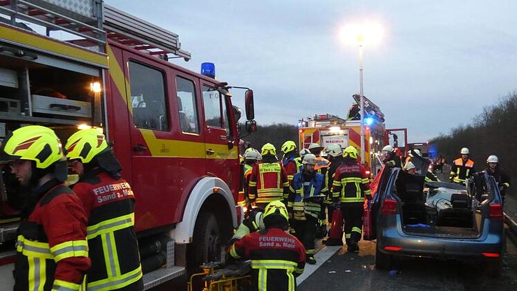 Mit rund 50 Mann waren die  Feuerwehren aus Knetzgau und Sand im Einsatz, die eine eingeschlossene Frau befreiten.