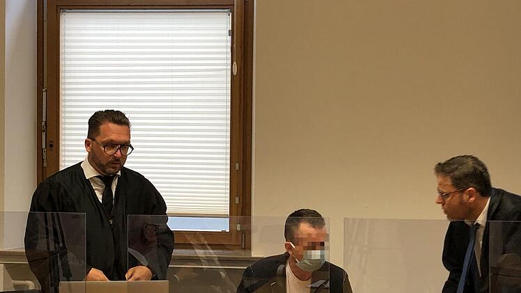 Der des Mordes angeklagte Daniel S. (Mitte) mit seinen beiden Verteidigern.  Stefan Sauer