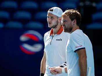 Jan-Lennard Struff (links) und Kevin Krawietz sind eine Runde weiter.