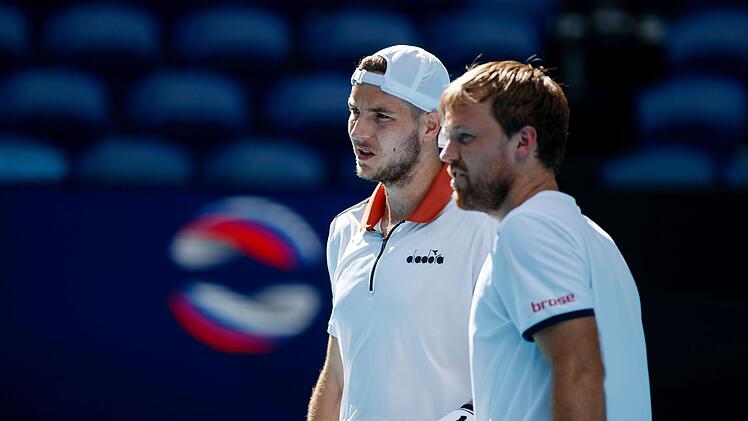 Jan-Lennard Struff (links) und Kevin Krawietz sind eine Runde weiter.