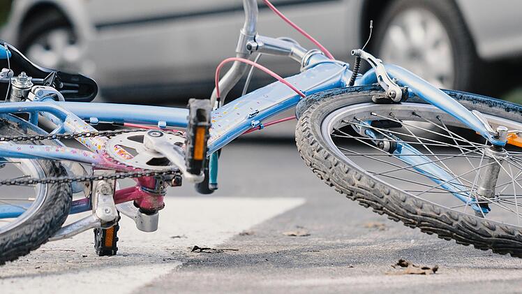 Nur noch halb so viele Fahrradunf&auml;lle verzeichnete die Polizeiinspektion Bad Kissingen in 2021 im Vergleich zum Vorjahr. Leider steigt die Zahl der Crashs bei "E-Bikes". Warum Helme so wichtig sind.