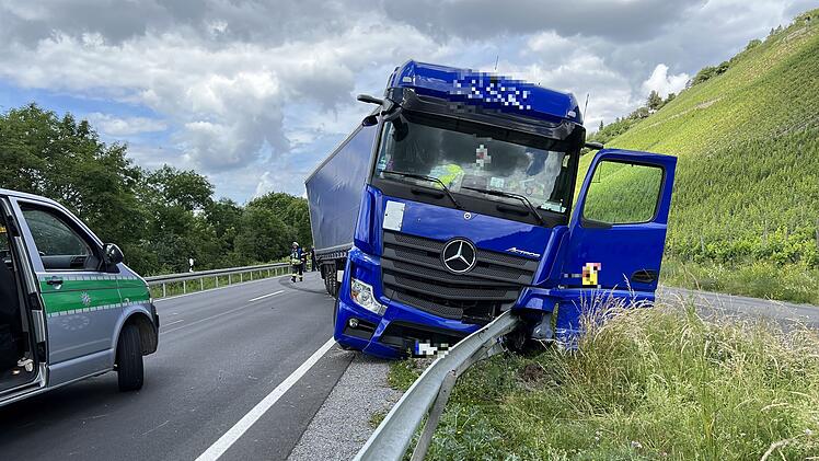 Auto kollidiert auf B13 mit Lastwagen