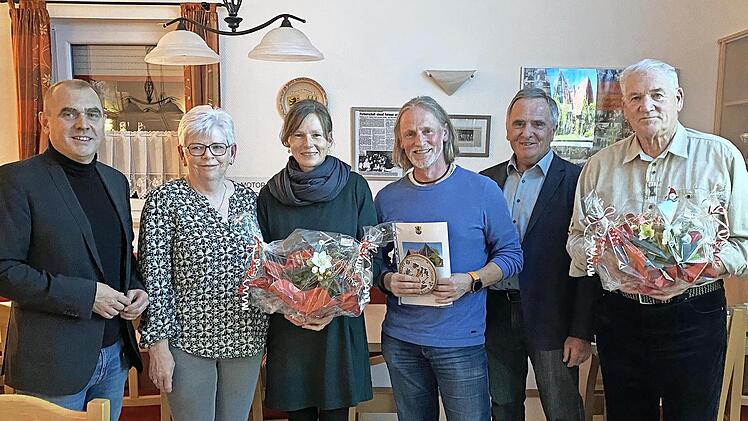 Auszeichnung für die Besitzer vorbildlich gestalteter Gärten: im Bild (von links) Bürgermeister Alexander Wunderlich, Vorsitzende Margitte Kastner, Angela und Ralf Pistor, Kreisvorsitzender Günter Reif und Bernd Schröder