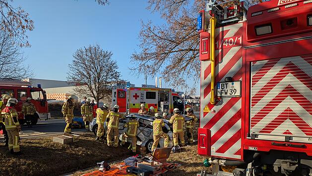 Schwerer Verkehrsunfall auf der Bindlacher Allee: Auto kollidiert in Bayreuth mit Sattelzug