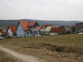 Das zum Zankapfel gewordene Baugrundstück am Südrand von Melkendorf mit Blick auf das blau-graue Haus von Karolin Herbst. Nur ein Feldweg führt daran vorbei.