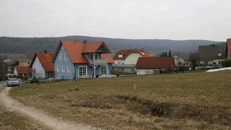 Das zum Zankapfel gewordene Baugrundstück am Südrand von Melkendorf mit Blick auf das blau-graue Haus von Karolin Herbst. Nur ein Feldweg führt daran vorbei.