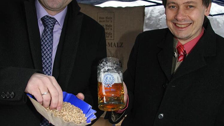 Dass das Malz aus heimischen Landen kommt, darauf legen der CSU-Landtagsabgeordnete Martin Schöffel und Bürgermeister Roland Wolfrum Wert.