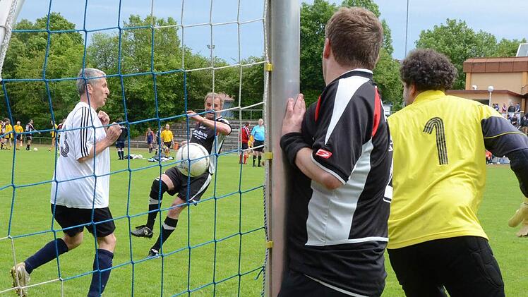 Über ein Drittel der Turnier-Teilnehmer spielt aktiv oder zumindest in einer Hobby-Mannschaft. Entsprechend gutes Niveau hatte die Bayerische Klerus-Meisterschaft in Münnerstadt. Foto: Jürgen Schmitt