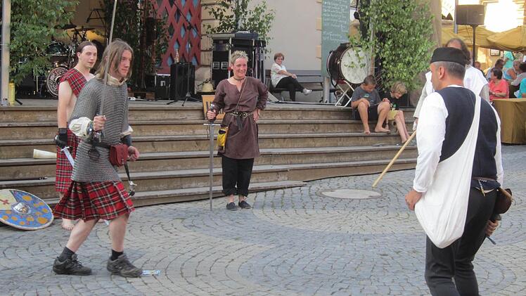 Schwertkämpfe prägten das Bild vor dem Rathaus am Samstag.