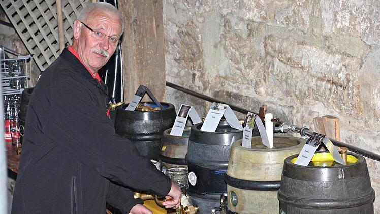 Die "Qual der Wahl" hatte auch dieser Besucher, bei diesem schmackhaften Angebot seinen/seine Favoriten zu finden.  Fotos: Helmut Will