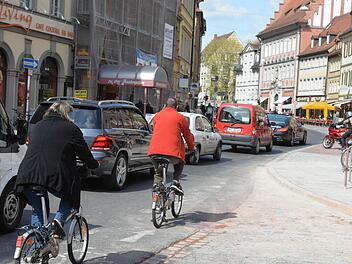 Der bisherige Radweg in der Langen Straße zeigt genau auf eine Bordsteinkante. Ab hier müssen sich die Radfahrer in den Verkehr der schmalen Fahrbahn einfädeln.  Foto: Ronald Riklef