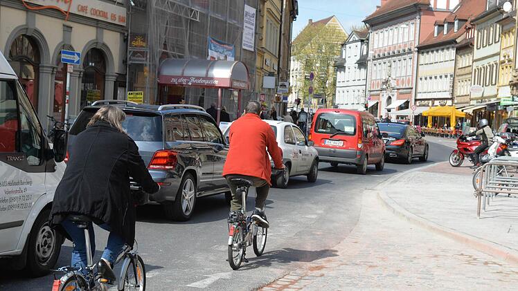 Der bisherige Radweg in der Langen Straße zeigt genau auf eine Bordsteinkante. Ab hier müssen sich die Radfahrer in den Verkehr der schmalen Fahrbahn einfädeln.  Foto: Ronald Riklef