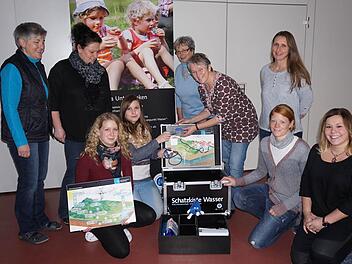 Der Bischofsheimer Kindergarten gehört zu den zwölf unterfränkischen "Wasser-Kitas". Das Bild zeigt von links: Ingrid Fries, Regina Bootz, Vanessa Schwickert, Anna-Lena Beseng, Henderike Bootz, Sabine Lorenz, Ute Pörtner, Anne Mölter und Luisa Happel.  Foto: Marion Eckert