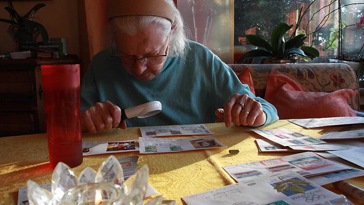 Claudia Lay sammelt seit 60 Jahren Briefmarken. Foto: Carmen Schmitt