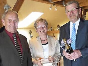 Das Goldpaar Rolf und Edith Schultheiß mit dem Zweiten Bürgermeister Franz Schrepfer (von links)  Foto: Klaus-Peter Wulf
