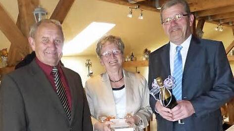 Das Goldpaar Rolf und Edith Schultheiß mit dem Zweiten Bürgermeister Franz Schrepfer (von links)  Foto: Klaus-Peter Wulf