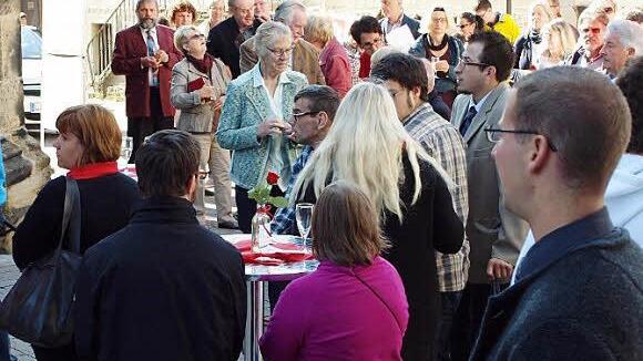 Nach dem Gottesdienst trafen sich die Besucher zu einem Stehempfang auf dem Kirchenvorplatz. Foto: Alfred Thieret