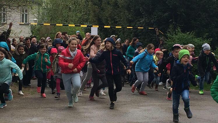 Auf die Plätze, fertig....Eier! Zahlreiche Kinder rannten begeistert los, als der Startschuss zur Osternest-Suche im Coburger Hofgarten gefallen war. Foto: Oliver Schmidt