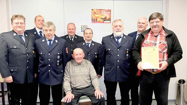 Ehrungen: (Vorn von links): Otto Schneider, Edmund Knüttel, Adolf Schühler, Norbert Mährlein und Gottlieb Hofmann; (hinten von links): Christian Ullrich, Thomas Eyrich, Uwe Schumm und Jürgen Karle. Foto: Gerd Schaar