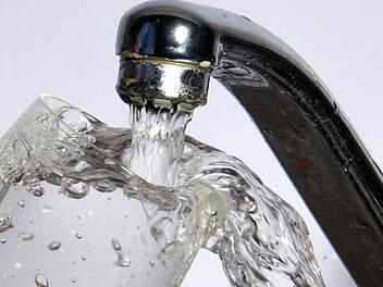 Der Wasserpreis beläuft sich ab 1. Januar  2,79 Euro  pro Kubikmeter.Symbild: Jochen Eckel, dpa