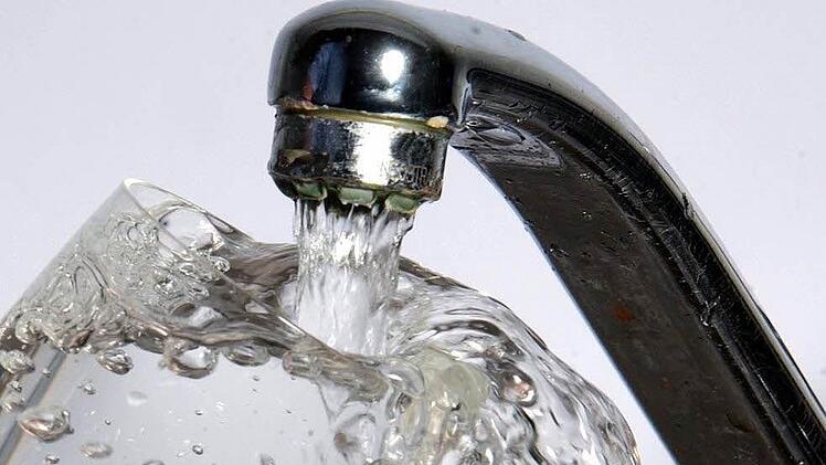 Der Wasserpreis beläuft sich ab 1. Januar  2,79 Euro  pro Kubikmeter.Symbild: Jochen Eckel, dpa