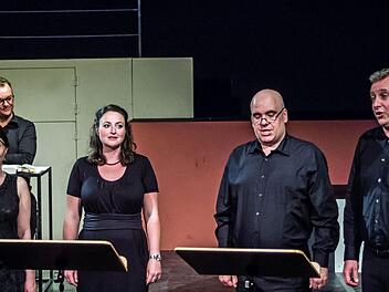 Reichlich Applaus gab es für den Liederabend, den vier Solisten des Landestheater-Chores in der Coburger Reithalle gestalteten.Foto: Jochen Berger