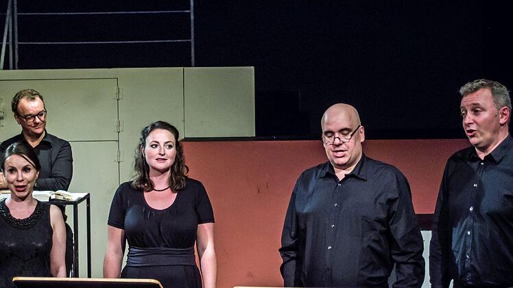 Reichlich Applaus gab es für den Liederabend, den vier Solisten des Landestheater-Chores in der Coburger Reithalle gestalteten.Foto: Jochen Berger