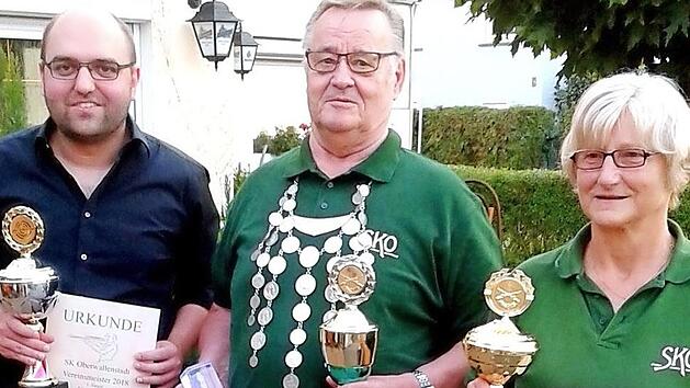 Die Vereinsmeister der Soldatenkameradschaft Oberwallenstadt von links: Sebastian Müller (Schützenklasse; 192,1 Ringe), Heinz Voll (Herren-Seniorenklasse; 205,5 Ringe) und Barbara Barnikel (Damen-Seniorenklasse; 196,8 Ringe) Foto: Manfred Endres