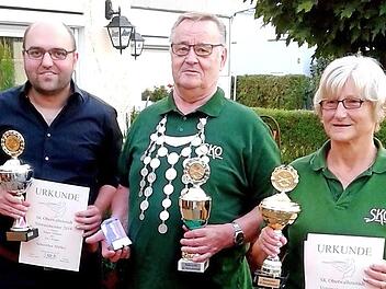 Die Vereinsmeister der Soldatenkameradschaft Oberwallenstadt von links: Sebastian Müller (Schützenklasse; 192,1 Ringe), Heinz Voll (Herren-Seniorenklasse; 205,5 Ringe) und Barbara Barnikel (Damen-Seniorenklasse; 196,8 Ringe) Foto: Manfred Endres