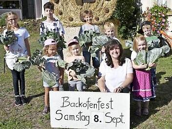 Die Teilnehmer am Kinderwettbewerb "Wer bringt uns den schwersten/größten Krautkopf?" des Obst- und Gartenbauvereins in Hellingen beim Backofenfest. Sieger wurde Luca Kempf (hinten Mitte). Foto: sn