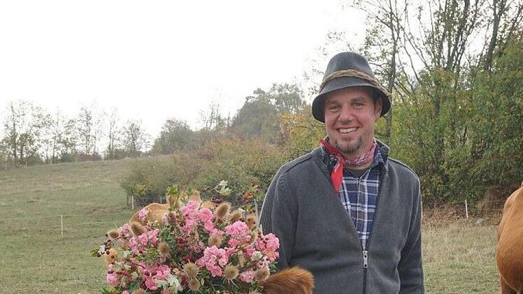 Geschmücktes Rind beim Weideabtrieb in Ginolfs. Foto: Marion Eckert