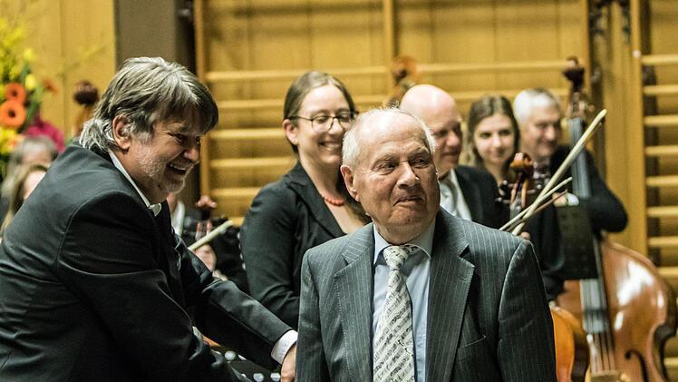 Viel Beifall gab es in Neustadt für die Uraufführung der 2. Sinfonie des in Ahorn lebenden Komponisten Gerhard Deutschmann. Umjubelte Solistin beim Konzert der Musikfreunde unter Leitung von Hans Stähli war die Cellistin  Hanna Pyrozhkova.Foto: Jochen Berger