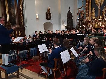 Ein beeindruckendes Bild und Konzert boten die vielen Musiker des Musikvereins Hohenroth  beim Dreikönigskonzert in der Klosterkirche am Kreuzberg. Foto: Marion Eckert