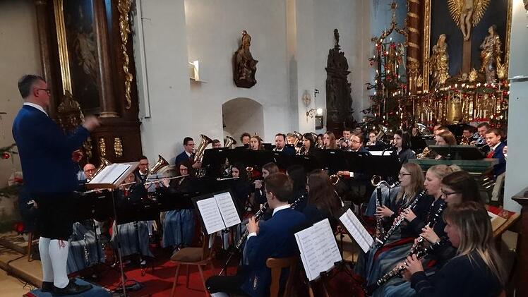 Ein beeindruckendes Bild und Konzert boten die vielen Musiker des Musikvereins Hohenroth  beim Dreikönigskonzert in der Klosterkirche am Kreuzberg. Foto: Marion Eckert