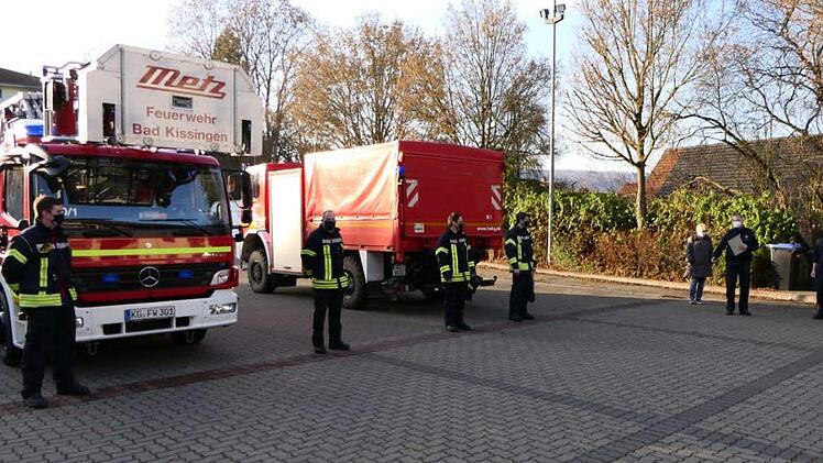 Die Zug- und Gruppenführer  stellten zum Abschied Rainer Schmitts Lkw sowie  die Drehleiter, sein Lieblingsfahrzeug, im Hof auf. Foto: FFW Stadt Bad Kissingen